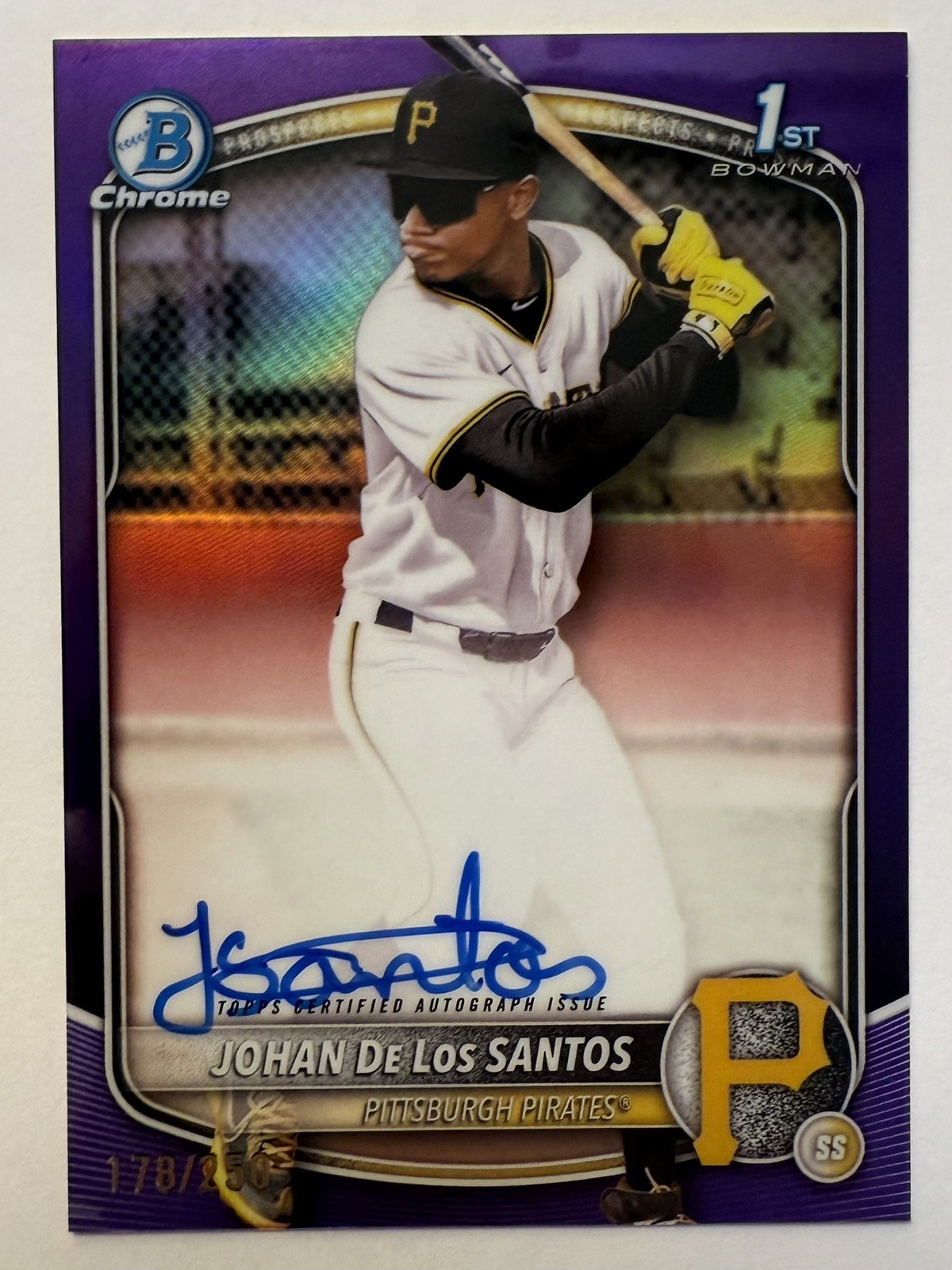 2025 Bowman Chrome Johan De Los Santos Auto Purple Refractor #178/250 1st Pirate