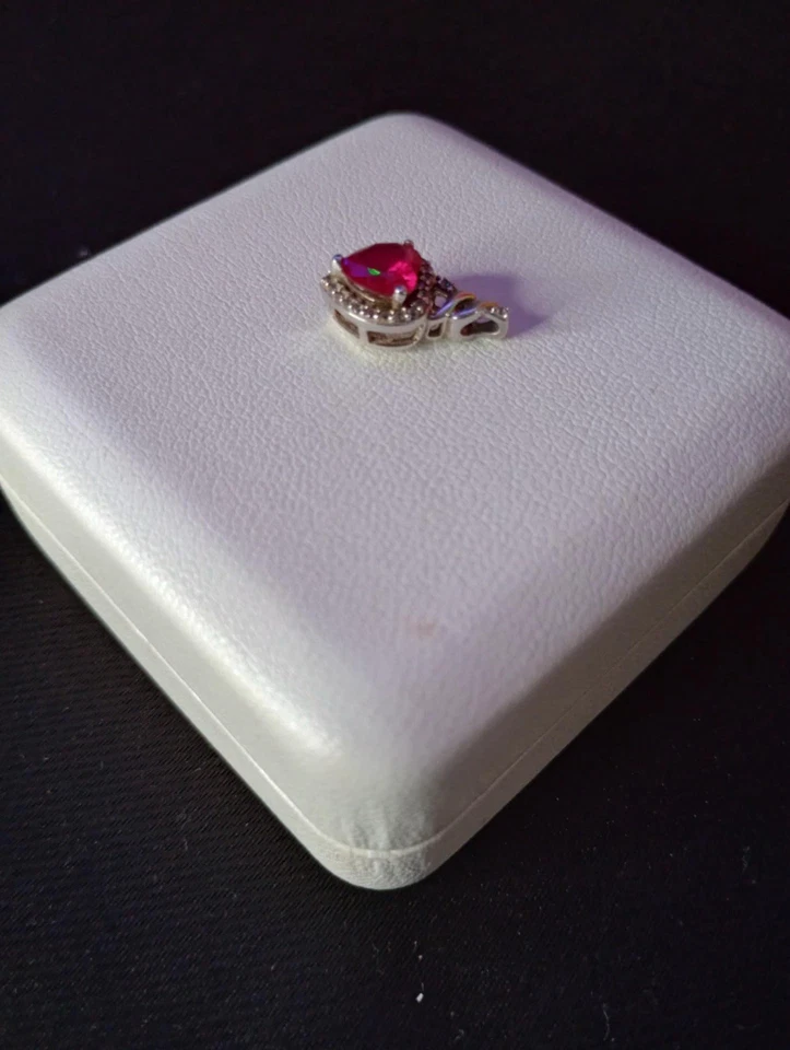 Collar en forma de corazón de rubí con piedras de circonita cúbica Foto 3 de 3