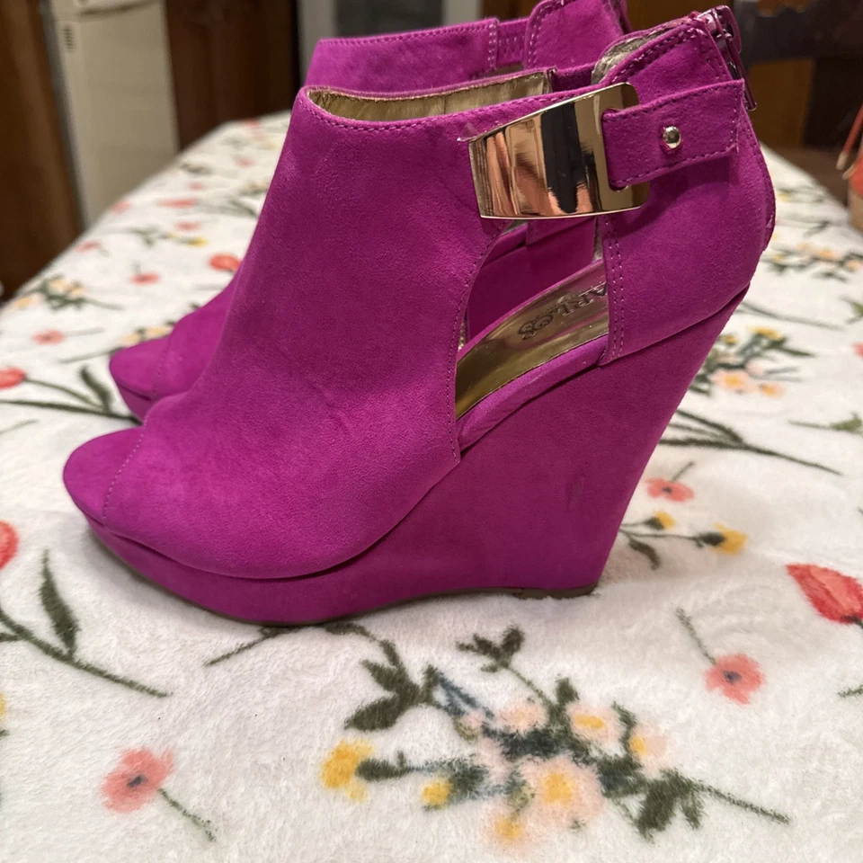 Cuñas moradas Carlos Santana Manchester hebilla cromada cremallera punta abierta para mujer Foto 2 de 4