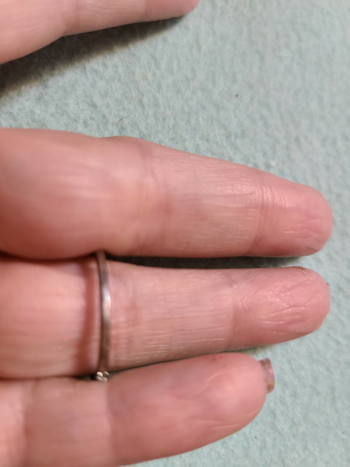 NICE Vintage Thin Stacking Ring w/Tiny Rhinestone… - image 4