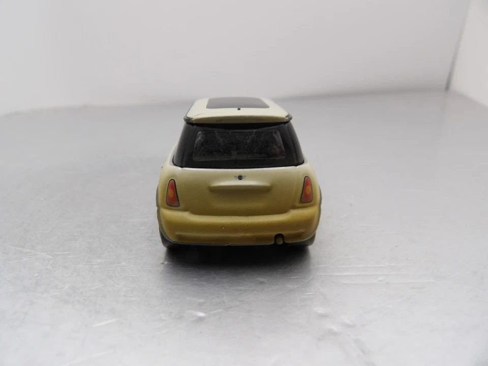 MINI COOPER 2004 JOHNNY LIGHTNING HOLLYWOOD ON WHEELS 1:64 DIE-CAST - Image 4 of 4