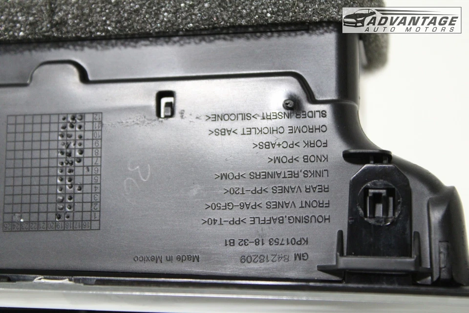 Chevrolet Traverse 2018-2023 tablero de instrumentos rejilla de ventilación de aire derecha y moldura OEM Foto 4 de 4