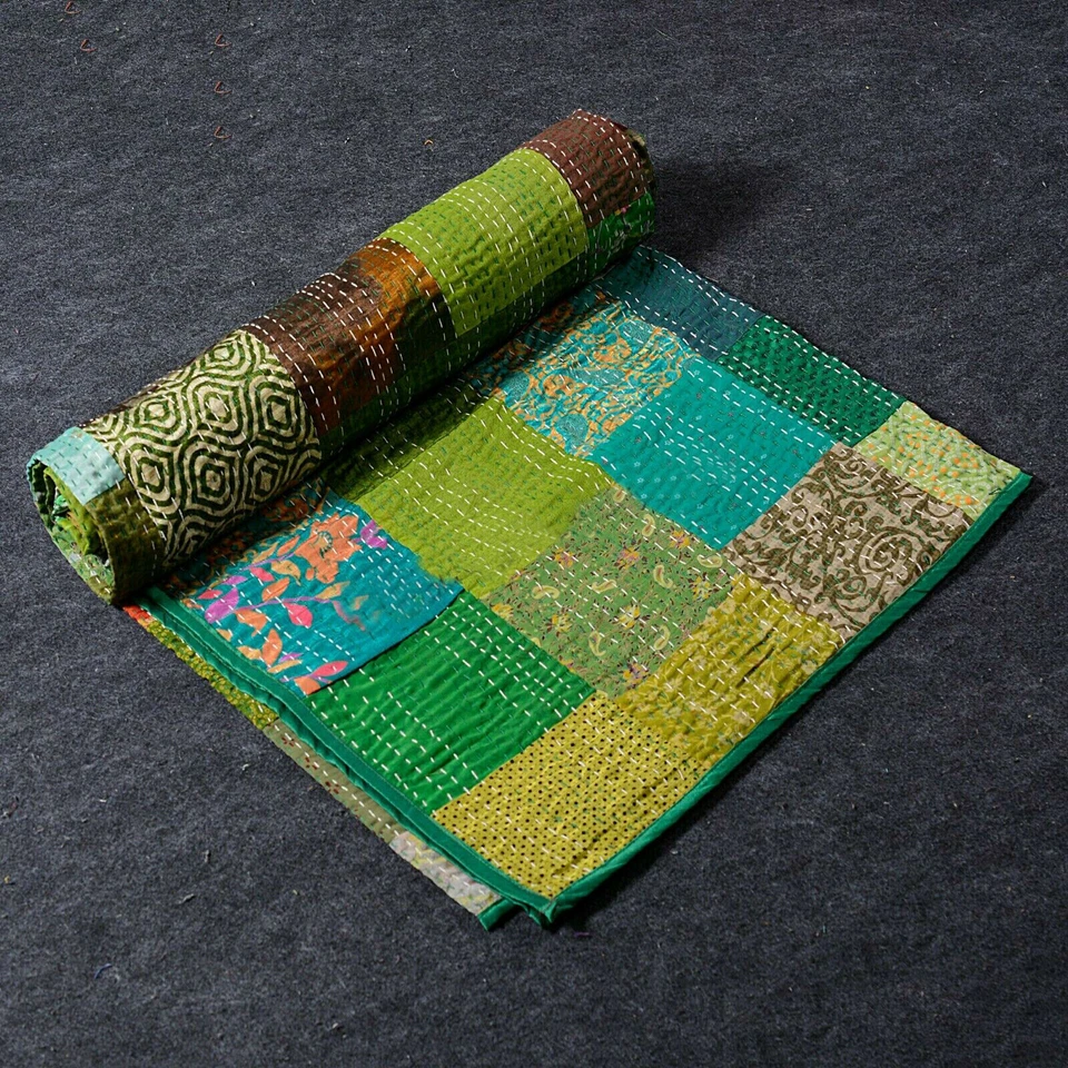 Manta de ropa de cama hecha a mano con retazos de seda vintage Sari tamaño king Foto 4 de 4