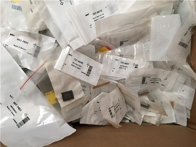 100 Packungen NEUE passive elektronische Komponenten, RS-Widerstände Kondensatoren + andere