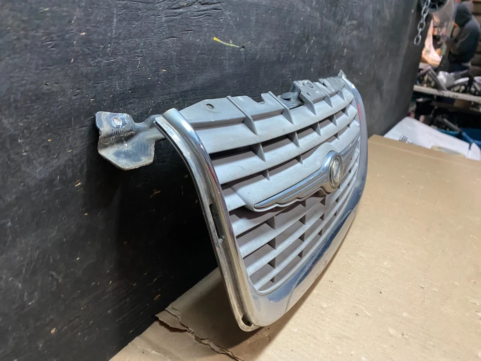 Chrysler 300M 1999 a 2004 parrilla superior delantera OEM U0110 DG Foto 3 de 4