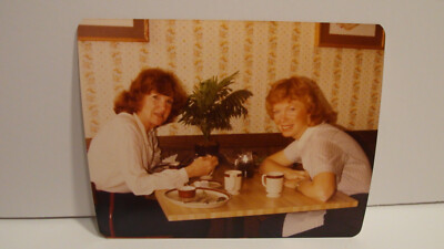 1980S VINTAGE FOUND PHOTOGRAPH COLOR ORIGINAL PHOTO LADIES RESTAURANT SNAPSHOT