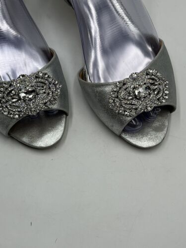 Badgley Mischka Petrina Women's Bridal Silver Metallic Crystal Pumps Sz 8 - Picture 1 of 15