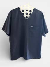 Figs Men  s Leon Scrub Top 3-Pocket Tailored Fit V-Neck In Charcoal Stretch XL