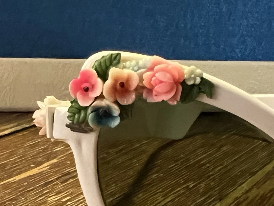 Óculos de sol vintage anos 50 olho de gato armação branca grossa floral plástico rosas colecionável - Imagem 2 de 4