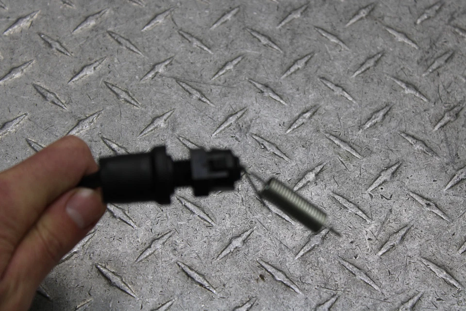 Yamaha Bolt XVS950 C 2015 especificaciones sensor de freno trasero B33-82530-00-00 Foto 3 de 4