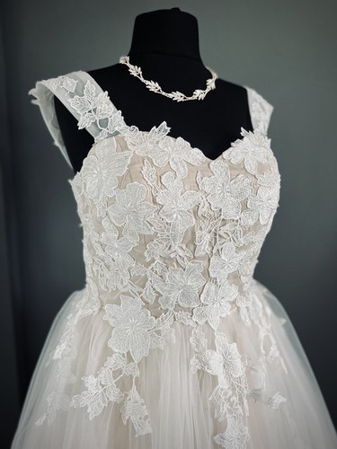 Size 18/20 Blush Lace Wedding Dress - Picture 4 of 8