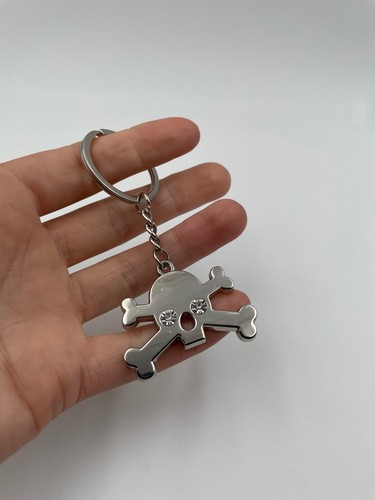 Schlüsselanhänger Totenkopf mit Kristallaugen Metall Anhänger Charm - 第 4/5 張圖片