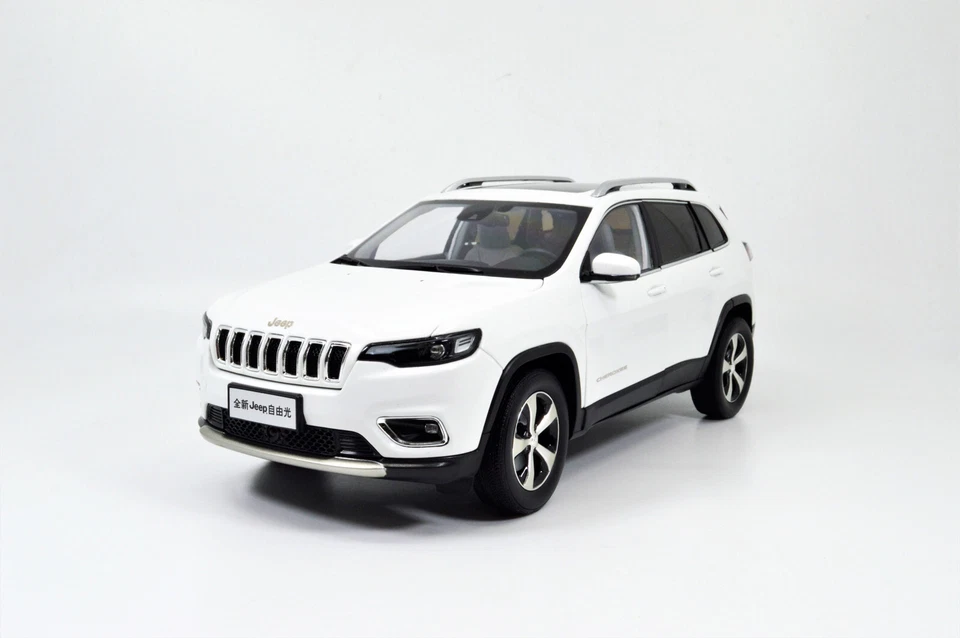 1:18 Scale Jeep Cherokee White Alloy Diecast Model Car Toy Vehicle Collection - Image 3 of 4