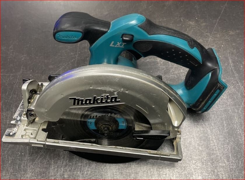 Makita XSS02 18-Volt 6-1/2-Inch Cordless Circular Saw Factory Reconditioned