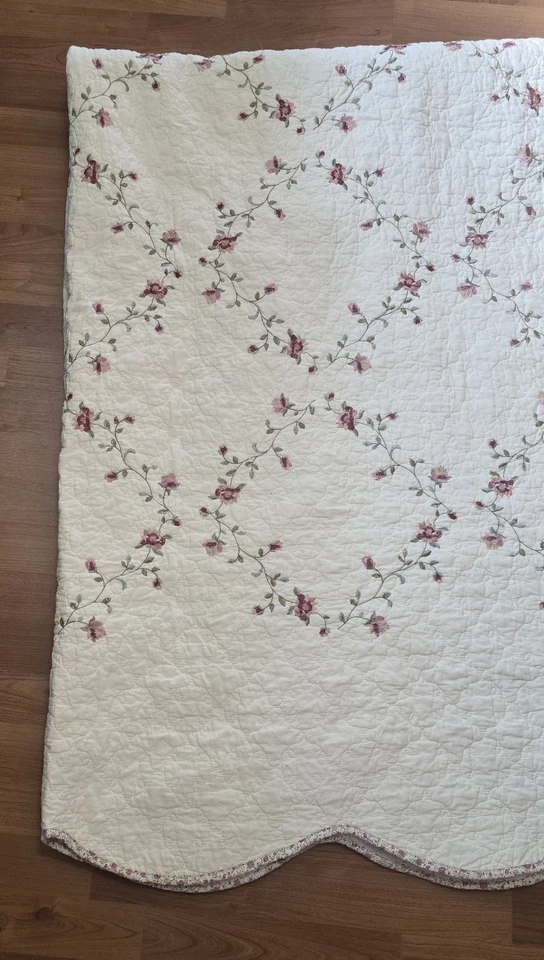 Vintage Y2K Better Homes & Gardens Hannelore Roses King Quilt Scalloped - Image 4 of 4