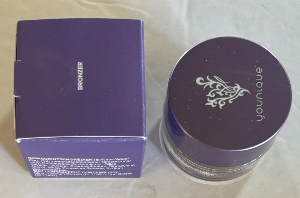 Younique .08 oz. Polvo bronceador luminizador refrigerante sin abrir Foto 3 de 4