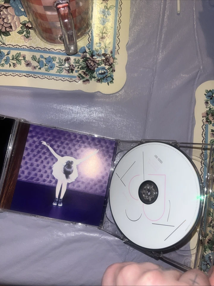 Selena Gomez Kiss & Tell TARGET EXCLUSIVE WITH BONUS DVD RARE OOP VG 2009 - Imagem 4 de 4