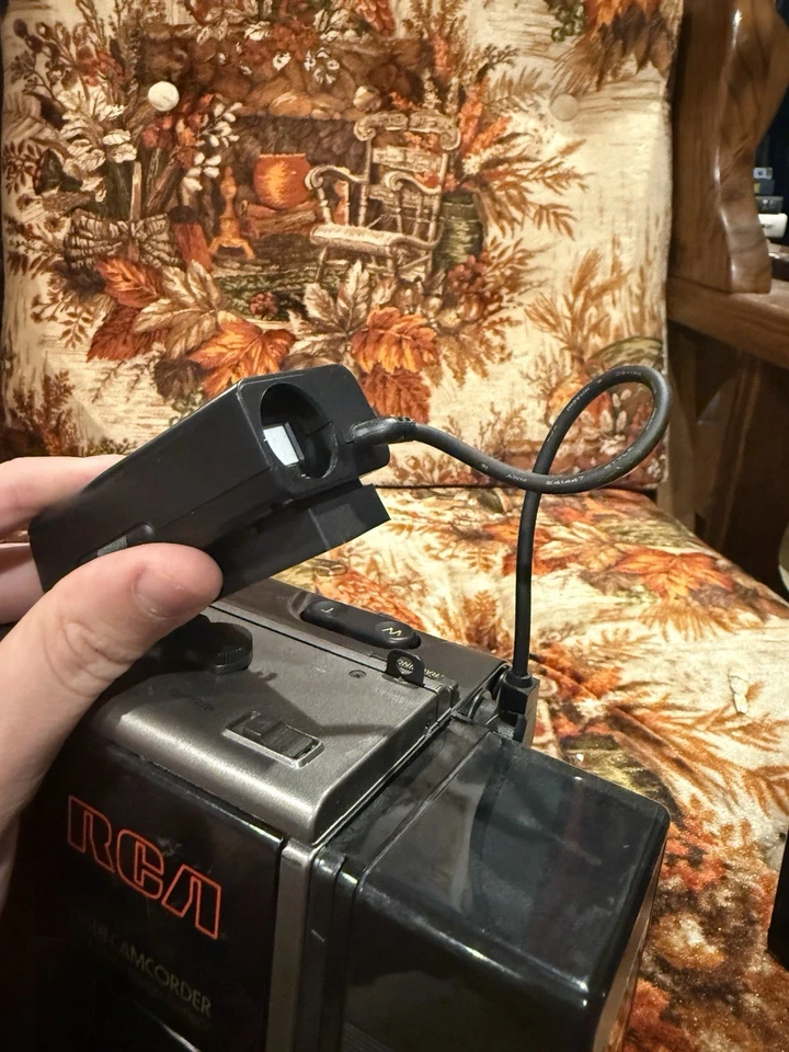 RCA Pro Wonder VHS-C Camcorder 1988 w/ Case & Manual Works - Image 4 of 4