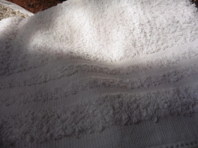 4ANCIENNES SERVIETTES DE TOILETTE EPONGE COTON BLANC "MB"ROUGE - Photo 4/4