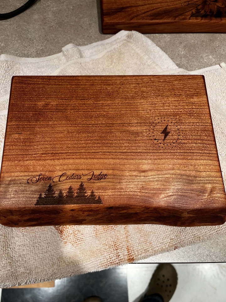 Estación de carga de madera inalámbrica personalizada con borde vivo. iPhone, AirPods Foto 4 de 4