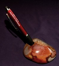 Polichromowany uchwyt na długopis jaspisowy, polerowany, Madagaskar 301,4g 83x68x41mm
