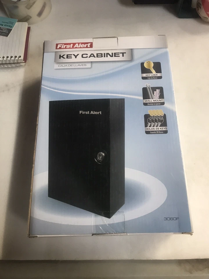 Armario para llaves de montaje en pared de acero First Alert 3060F, 0,15 pies cúbicos, negro Foto 2 de 2