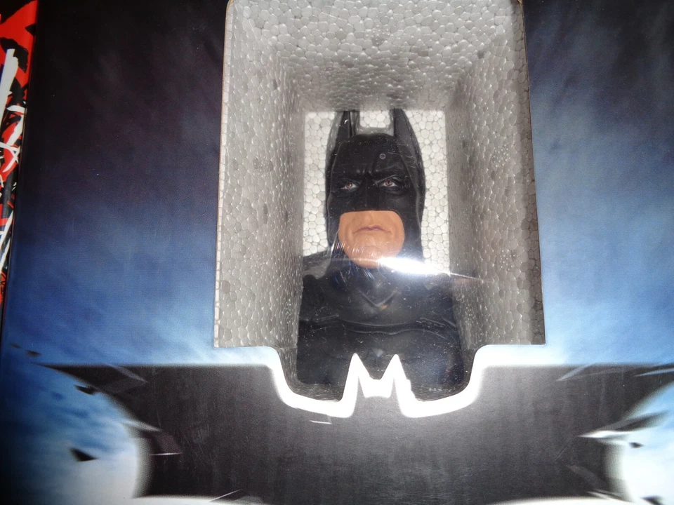 BATMAN EL CABALLERO OSCURO Y EL BUSTO DEL BROMISTA HOT TOYS Foto 3 de 4