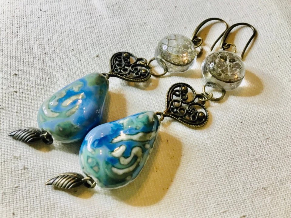 Flor Sagrada - Pendientes colgantes de cerámica y flor de loto real | Bronce antiguo Foto 2 de 4