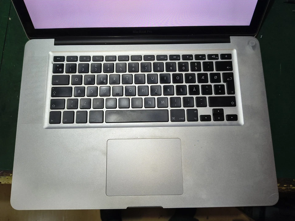 APPLE MacBook Pro 15" Mid 2010 A1286 - NON FUNZIONANTE O PER RICAMBIO - Immagine 3 di 4