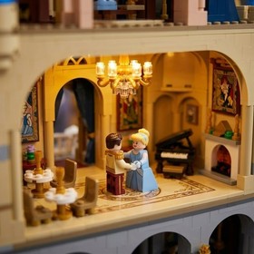 LEGO the disney castle 71040 4080 pieces retired huge 29in tall