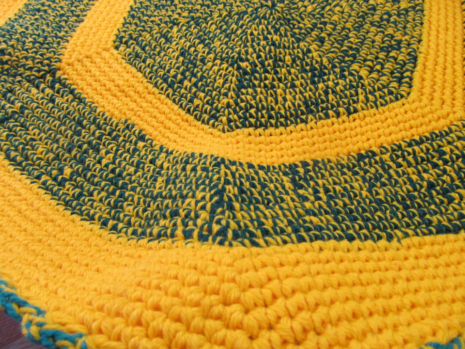 Alfombra hexagonal de ganchillo hilo verde y dorado hecha a mano 36 x 32" núcleo de cabaña Foto 2 de 4