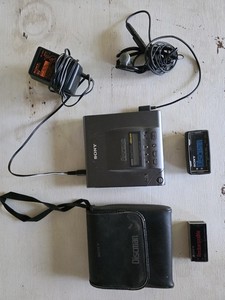 SONY D-303 ポータブルCDプレーヤー ACアダプター付き SONY D-303 ポータブルCDプレーヤー ACアダプター付き 【公式通販】