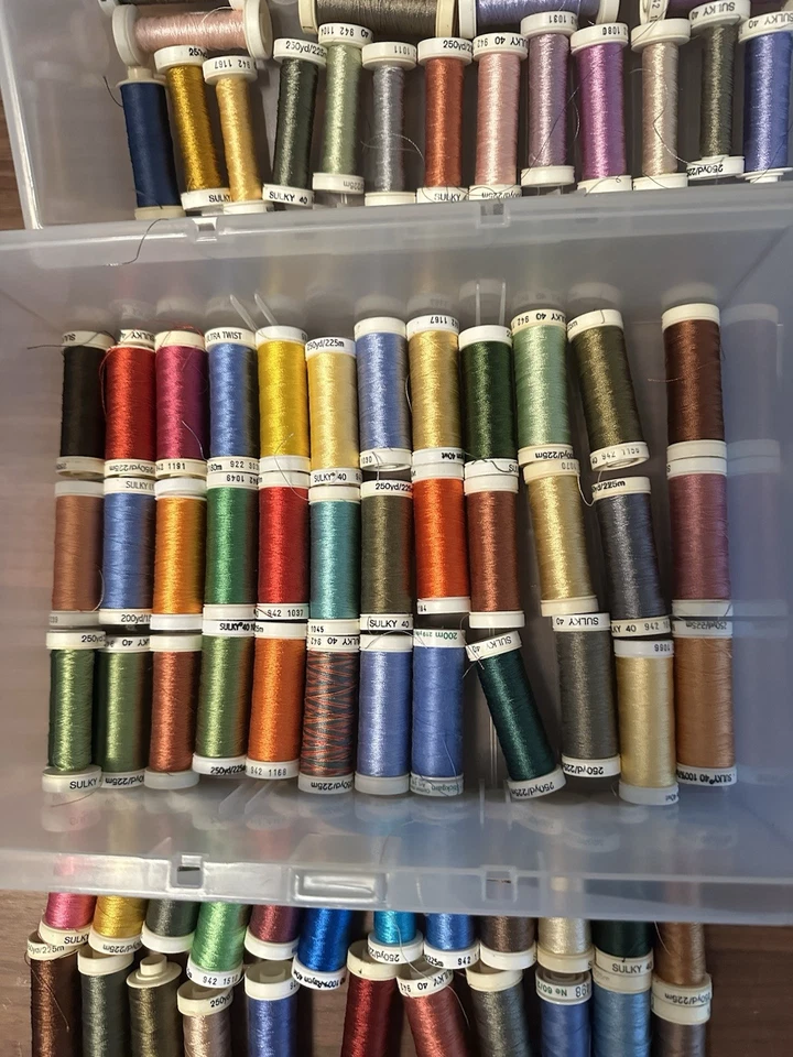 Lote de 104 carretes SULKY #942 hilo 250y 40 Wt. Rayón colores mezclados con estuche Foto 3 de 4