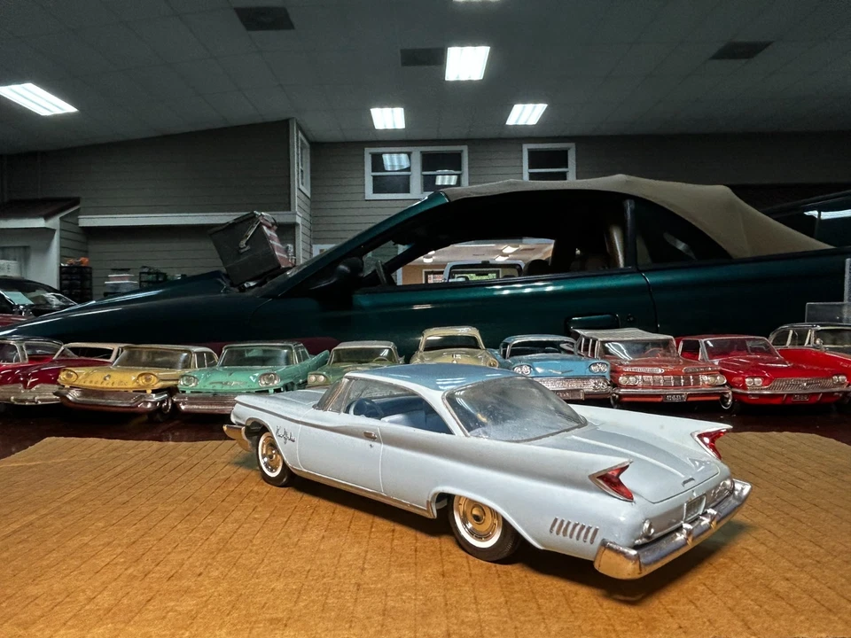 Jo-Han Models 1960 Chrysler New Yorker Dealer modelo promocional com estojo escala 1:25 - Imagem 3 de 4