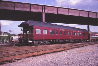 LEHIGH VALLEY 353 AUSSICHTSWAGEN AUF AMTRAK @ ???? 35MM SLIDE 1981