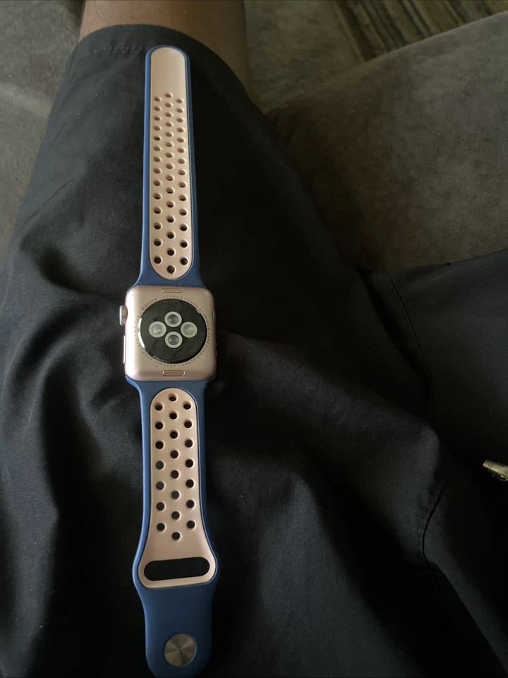 Reloj inteligente Apple Watch Series 2 38 mm caja de aluminio dorado rosa con prohibición azul oscuro Foto 2 de 2