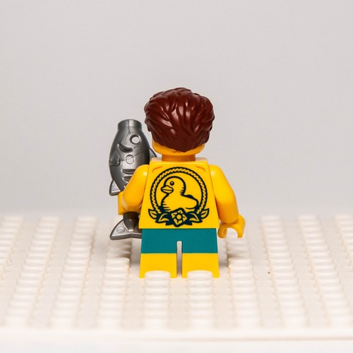 Neuf figurine LEGO BAM 2023 Q2 - poitrine nue, tatouage de canard avec jambes courtes, natation - Photo 4/6
