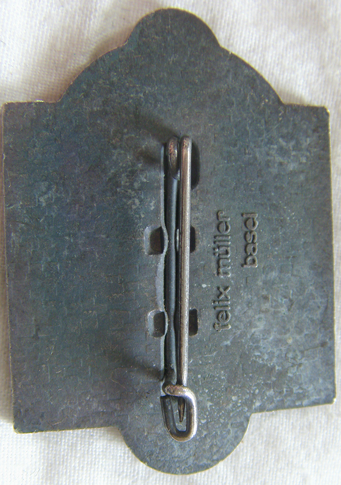 Pin's Fasnacht 1975 – Insigne Suisse – Thème Tourisme Et Villes – Métal