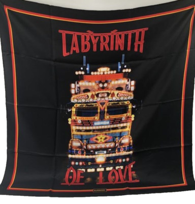 Echter quadratischer Seidenschal BURBERRY neu unbenutzt Made in Italy
