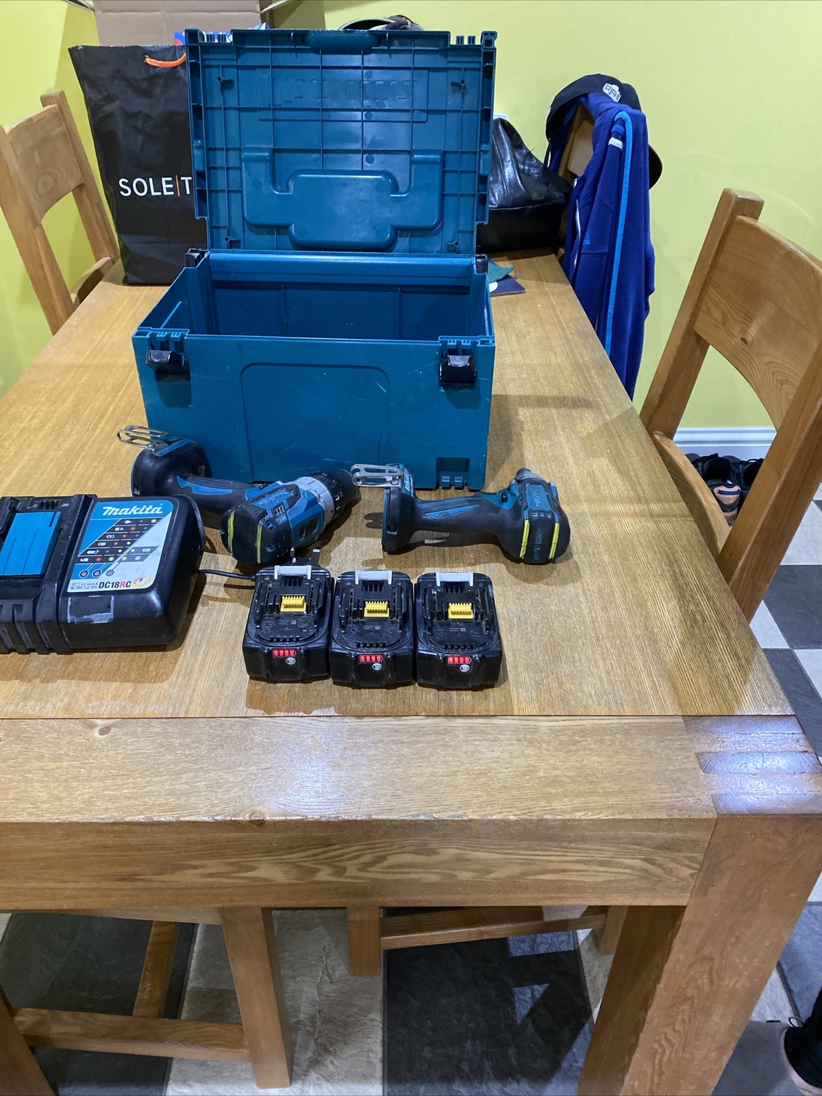 18v Mikita Drill And Impact Gun (including 3x 4Ah 18v Batteries and