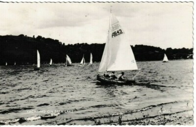 BALA, WALES - SEGELN AUF DEM BALA-SEE S/W POSTKARTE