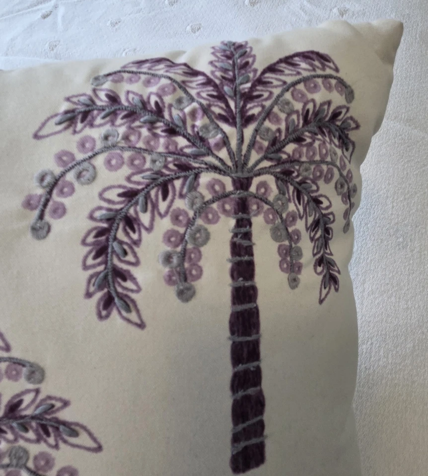 Almohada decorativa Pottery Barn 18"x18" púrpura palmera costera tropical Foto 3 de 4