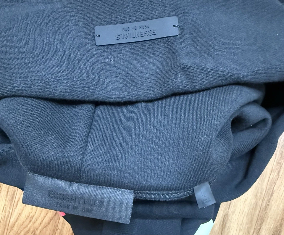 Sudadera con capucha Fear of God Essentials NBA negra GRANDE Foto 4 de 4