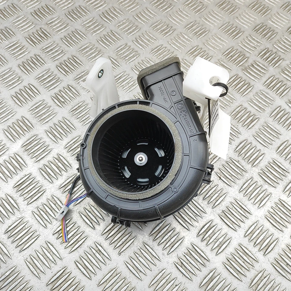 TOYOTA COROLLA Estate E21 Battery cooler fan G9230-12020 32753676 - Image 3 of 4