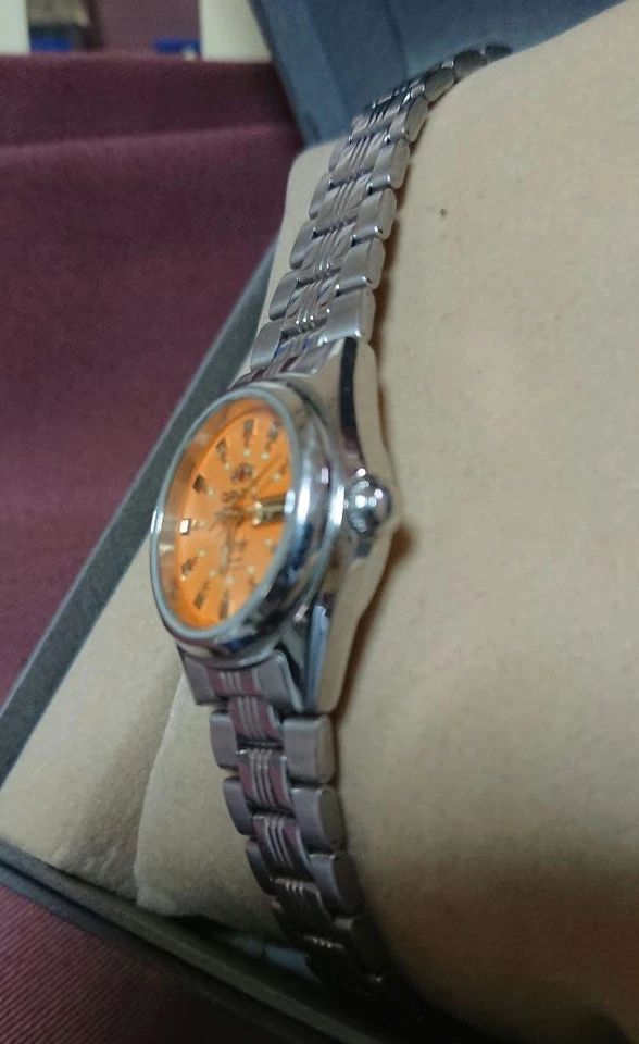 ORIENT Reloj Automático Tres Estrellas Damas Esfera Naranja Banda Plateada 16cm Foto 2 de 4