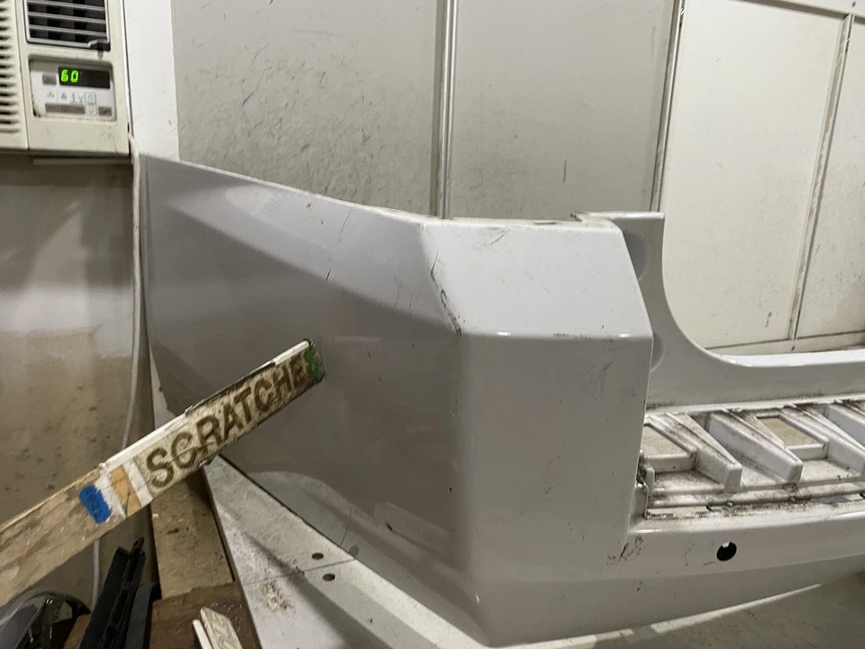 GMC Yukon XL 2015-2020 cubierta de parachoques trasero OEM Foto 3 de 4