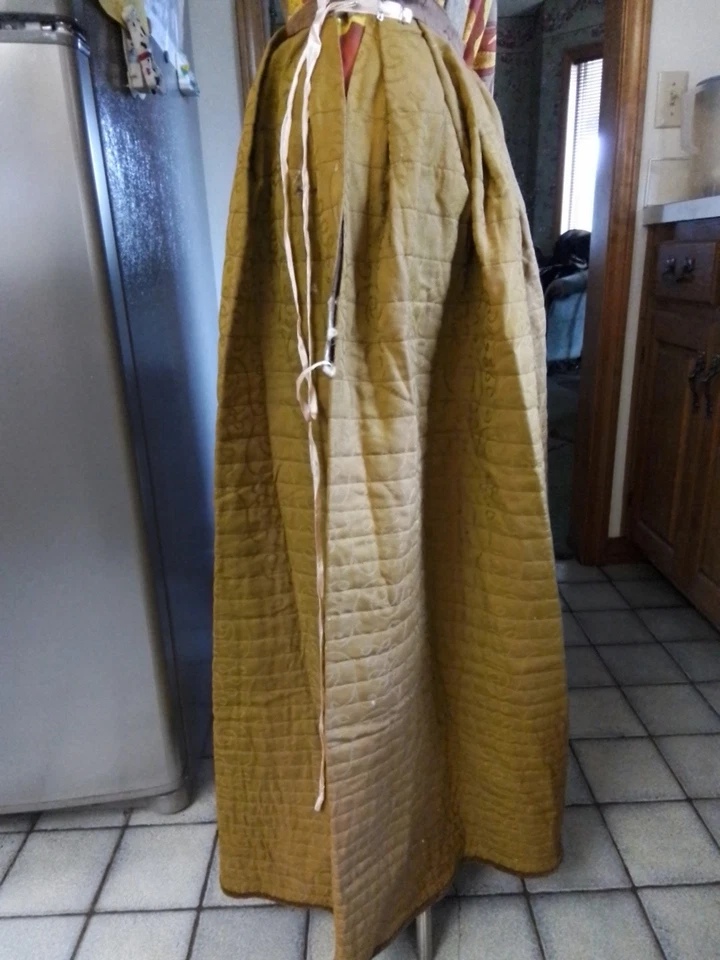 Шелковая стеганая нижняя юбка 1800-х с бархатной талией и подолом талия 28 дюймов - Изображение 3 из 4