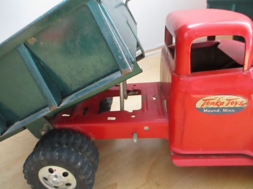 TONKA 1957 era Ford Single axle Dump Truck; Red and green; Excellent condition - Picture 13 of 15