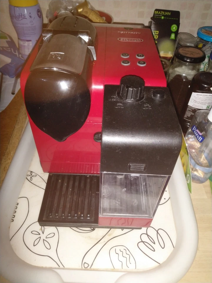 Delonghi Nespresso EN 520.R Lattissima One Touch Coffee Machine, Red, photo 1 of 4