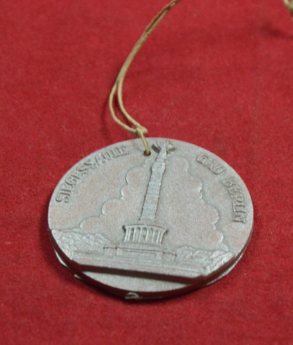 MEDAGLIA TEDESCA WW2 DISTINTIVO WHW Winterhilfswerk Berlino RELIQUIA DI GUERRA ORIGINALE - Foto 2 di 5
